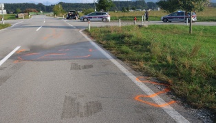 Unter LKW eingeklemmt: E-Scooter-Lenker (14) bei Unfall auf Kreuzung in Regau schwer verletzt