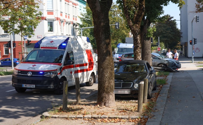 Auto bei Verkehrsunfall in Wels-Innenstadt gegen Leitschiene und Baum gekracht