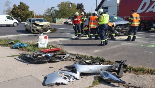 Kreuzungscrash zwischen zwei PKW auf Wiener Straße in Marchtrenk