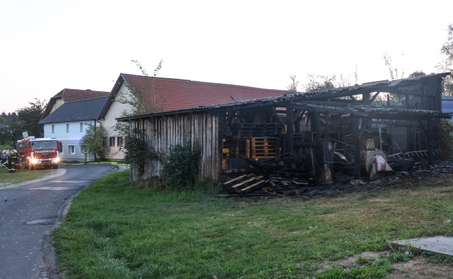 Neun Feuerwehren bei Brand in einem Lagerschuppen samt Werkstätte in Kopfing im Innkreis im Einsatz