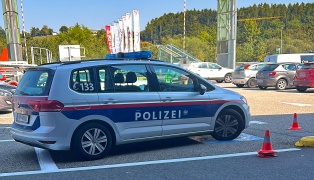 Ausschlag statt Anschlag: Kurzzeitiger Polizei-Großeinsatz in einem Einkaufszentrum in Vöcklabruck