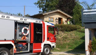 Brand einer Gartenhütte in Bad Wimsbach-Neydharting sorgte für Einsatz zweier Feuerwehren