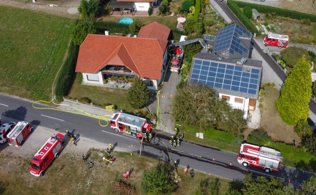 Vier Feuerwehren bei Brand im Dachboden eines Wohnhauses in Stroheim im Einsatz