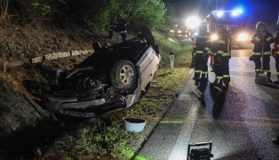 Schwerer Verkehrsunfall mit Autoberschlag auf Steyrer Strae bei Dietach forderte zwei Verletzte