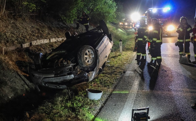 Schwerer Verkehrsunfall mit Autoüberschlag auf Steyrer Straße bei Dietach forderte zwei Verletzte