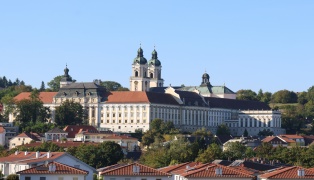 Bombendrohung gegen Stift in St. Florian: Polizeieinsatz nach Drohung im Literaturgarten-Gstebuch