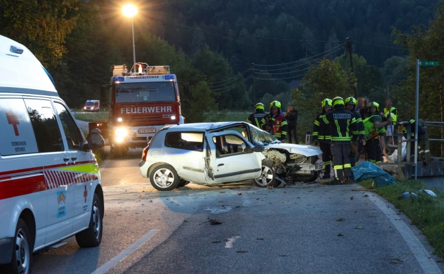 Schwer verletzt: Auto bei Verkehrsunfall in Vorderstoder gegen Brückengeländer gekracht