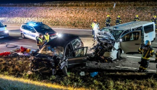 Fnf teils Schwerverletzte bei Crash zwischen Kleintransporter und Auto auf bei St. Peter am Hart