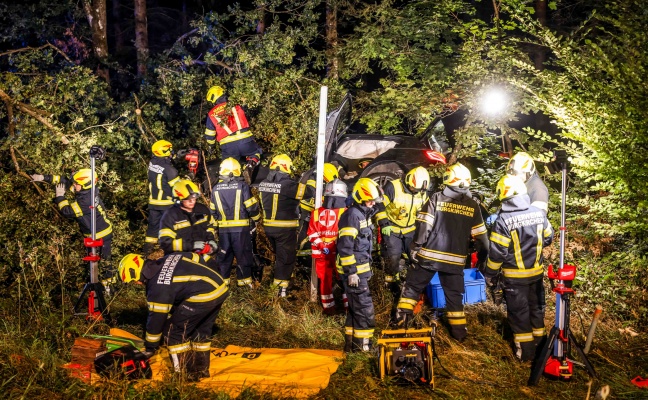 Auto gegen Baum: Schwerverletzte Lenkerin bei Unfall auf Lamprechtshausener Straße in Burgkirchen