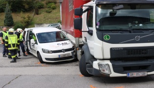 Kollision zwischen LKW und PKW auf Steyrtalstrae bei Waldneukirchen fordert einen Verletzten