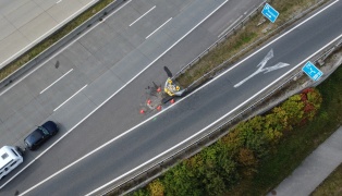 Bei Rastplatzabfahrt: Klein-LKW auf Westautobahn bei Enns gegen Anpralldmpfer gekracht