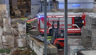 Drei Feuerwehren bei Brand bei einem Entsorgungsunternehmen in Hrsching im Einsatz