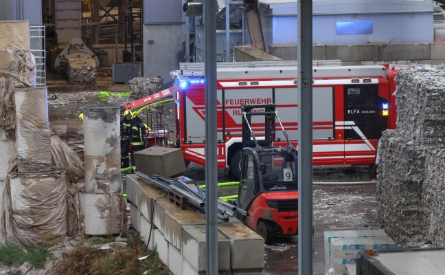 Drei Feuerwehren bei Brand bei einem Entsorgungsunternehmen in Hörsching im Einsatz