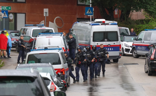 360 Schulkinder evakuiert: Polizeieinsatz nach Bombendrohung gegen Schule in Linz-Urfahr