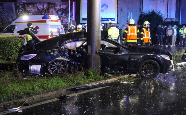 Auto bei folgenschwerem Unfall auf Wiener Straße in Linz-Neue Heimat um Oberleitungsmast gewickelt