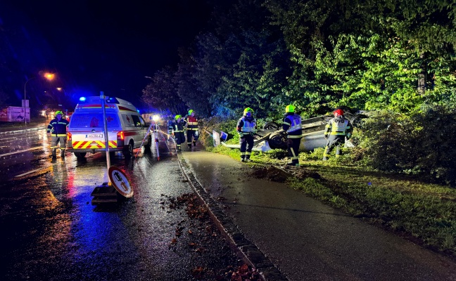 Autoberschlag bei schwerem Verkehrsunfall in Steyr-Mnichholz