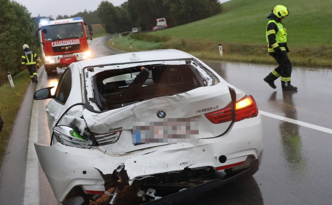 Auffahrunfall: Reisebus kracht auf Innviertler Straße bei Kallham gegen Heck eines PKW