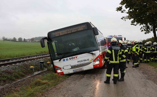 Bergung eines Autobusses: Schienenersatzverkehr in Lengau von Strae abgekommen