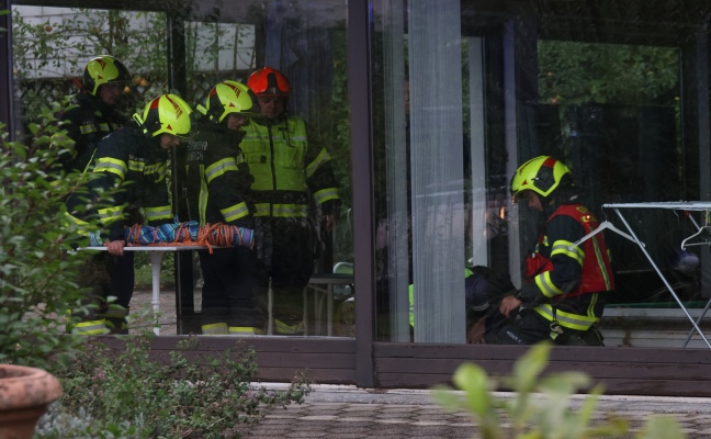 Brand in Pooltechnikschacht: Feuerwehr im Nebengebude eines Wohnhauses in Lambach im Einsatz