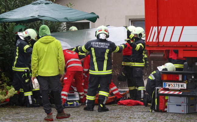 Schwer verletzt: Person in Thalheim bei Wels nach Sturz aus einem Schacht gerettet