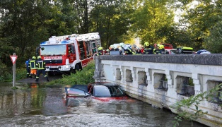 Sperre missachtet: Auto in Helpfau-Uttendorf im Hochwasser der Mattig teilweise versunken