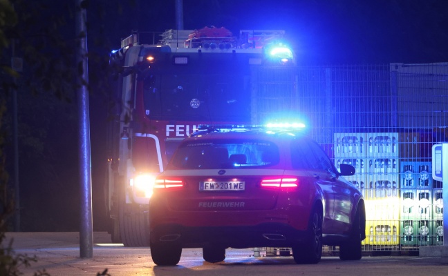 Einsatzkrfte der Feuerwehr nach gemeldetem Gasgeruch bei Unternehmen in Wels-Pernau im Einsatz