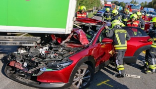 Auto steckte nach schwerem Crash auf Kremstalstrae bei Ansfelden unter einem LKW-Sattelzug