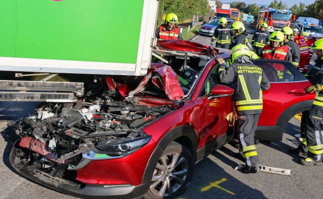 Auto steckte nach schwerem Crash auf Kremstalstraße bei Ansfelden unter einem LKW-Sattelzug