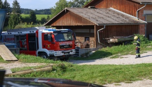 Feuerwehr bei Untersttzung einer Tierrztin in einem Pferdestall in Pennewang im Einsatz