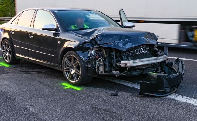 Stau nach Verkehrsunfall zwischen PKW und LKW auf Innkreisautobahn bei Krenglbach