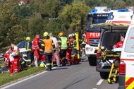 Schwerst verletzt: Motorradlenker nach Kollision bei Wallern an der Trattnach unter PKW eingeklemmt