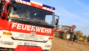 Traktorbrand auf einem Feld in Bad Wimsbach-Neydharting sorgte fr Einsatz zweier Feuerwehren