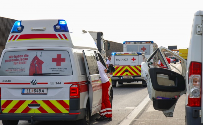 Medizinischer Notfall: Kleintransporter kollidierte auf Westautobahn bei Ansfelden mit LKW