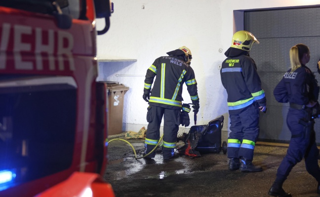 Brand einer Altpapiertonne in Wels-Lichtenegg schnell gelöscht