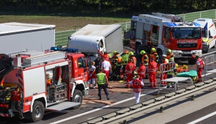 Schwerst eingeklemmt: LKW-Lenker bei Auffahrunfall auf Welser Autobahn in Marchtrenk schwer verletzt