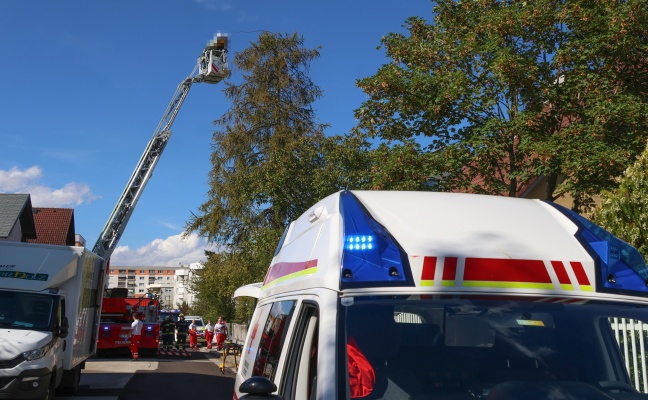 Personenrettung: Patient in Wels-Neustadt mit Drehleiter der Feuerwehr vom Dachboden gerettet