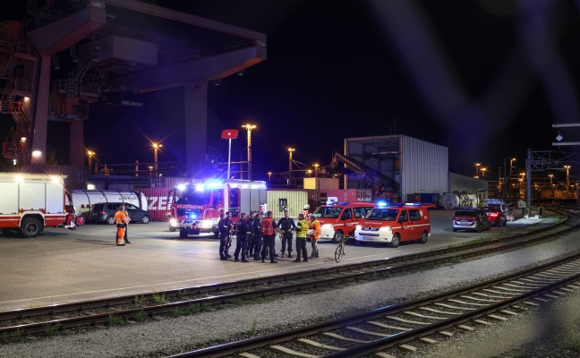 Schadstoffaustritt: Beschädigter Tankcontainer im Bereich des ÖBB-Terminals in Wels-Puchberg