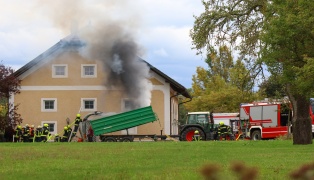 Neun Feuerwehren bei Brand in einem Hackschnitzelbunker in Hargelsberg im Einsatz