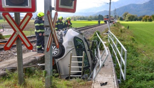 Auto von Zug erfasst: Schwerverletzte Person bei Unfall auf Bahnbergang in Kirchdorf an der Krems