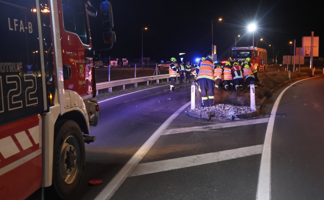 Auto bei Unfall auf Wiener Straße bei Redlham in Verkehrsinsel gekracht