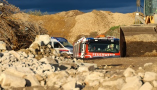 LKW-Absturz: Schwerer Unfall mit vollbeladenem Lastwagen auf Baurestmassen-Deponie in Wels-Puchberg