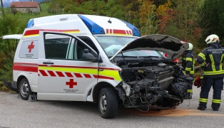 Rettungsauto verunfallt: Ein Schwerverletzter sowie zwei Leichtverletzte bei Unfall in Molln