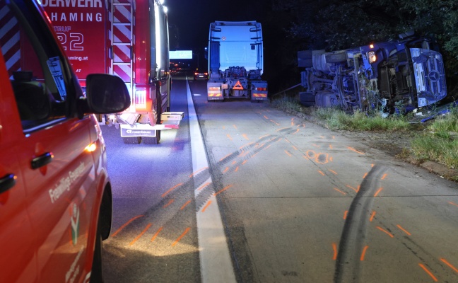 Abschleppmanöver missglückt: LKW-Zugmaschine bei Unfall auf Westautobahn in Pucking umgestürzt