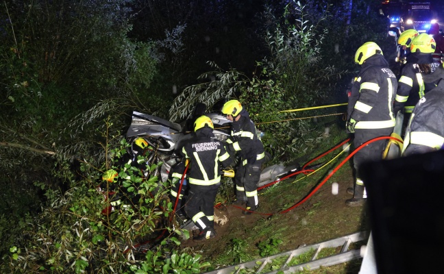 Auto im Bach: PKW-Lenker nach schwerem Unfall bei Sierning im Unfallwrack eingeklemmt