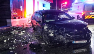 Verkehrsunfall: Auto gegen Hausfassade in Kremsmnster gekracht