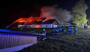 Grobrand bei einem Gebude in Eidenberg sorgt fr Einsatz von zehn Feuerwehren