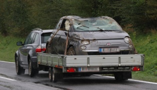 Auto bei schwerem Verkehrsunfall in Taiskirchen im Innkreis berschlagen