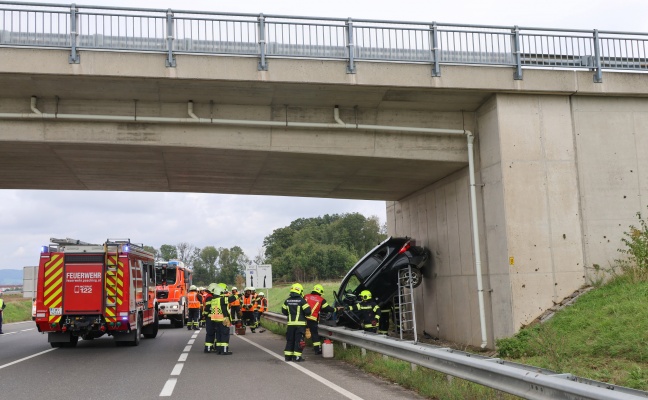 Leonding: Drei Personen nach Unfall bei einer Unterfhrung durch Einsatzkrfte aus Auto gerettet