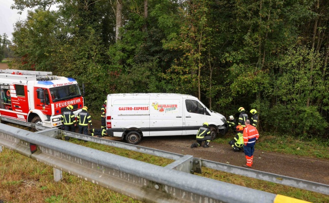 Fahrzeugbergung: Kleintransporter in St. Peter am Hart von Straße abgekommen