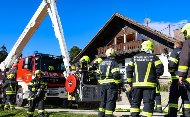 Vier Feuerwehren bei Brand im Dachbereich eines Wohnhauses in Steinbach an der Steyr im Einsatz